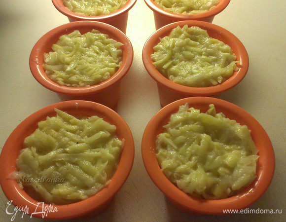 Накрыть вторым слоем картофельной смеси и поставить в разогретую до 180° С духовку выпекаться примерно на 40-45 минут.