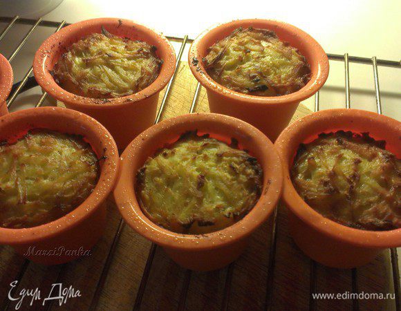 Готовые бабки выложить на решетку и немного остудить.