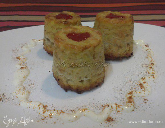 Перевернуть картофельные бабки на тарелку. Подавать теплыми со сметанкой. Можно обжарить на растительном масле луковицу и добавить ее к бабкам (такой вариант я приготовила на следующий день).
Приятного аппетита!
