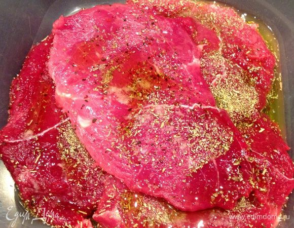 Посолить, поперчить, приправить розмарином, смазать растительным маслом и оставить мариноваться на 1 час.