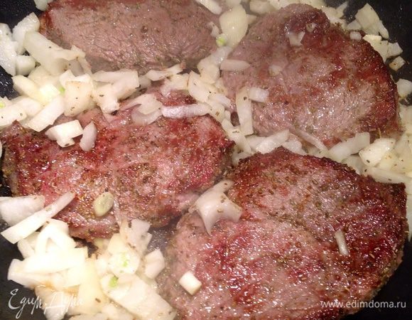 Добавить мелко нарезанный лук и готовить помешивая 5 минут.