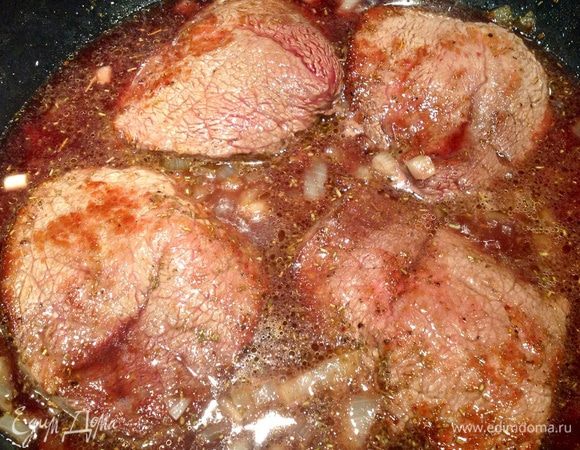 Влить вино, довести до кипения, добавить бульон и готовить еще 5 минут, после чего накрыть крышкой и готовить на медленном огне 2 часа, переворачивая мясо каждые 30 минут.