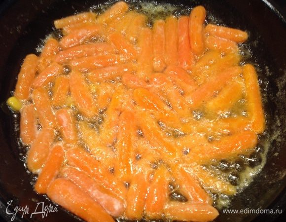 Нагреть на сковороде сливочное масло и слегка обжарить морковь. Посыпать морковь сахаром и дать ей карамелизироваться.