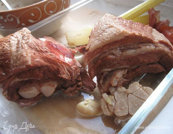 Через некоторое время снять пену, убавить огонь, прикрыть крышкой. Варить 1,5 часа, за 20 минут до окончания варки посолить. Выключить плиту. Вынуть мясо, чеснок, морковку. Мясо поперчить.