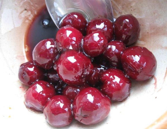 Перемешать ингредиенты для глазури.