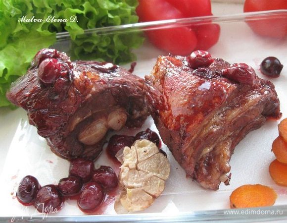 Положить мясо в стеклянную или керамическую форму с низкими болтами, обмазать мясо смесью и поставить в духовку на 10 – 15 минут, периодически поливая смесью для получения красивой глазури. Выключить духовку. Вынуть мясо.