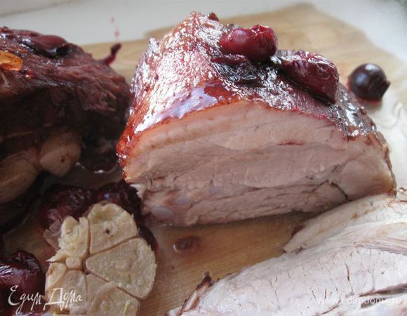 Дать мясу отдохнуть немного, порезать порционно. 