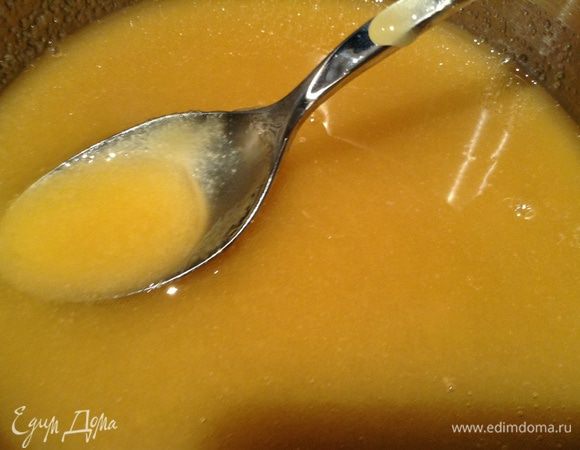 Нагреть вместе коричневый сахар, белый сахар, мед и воду.