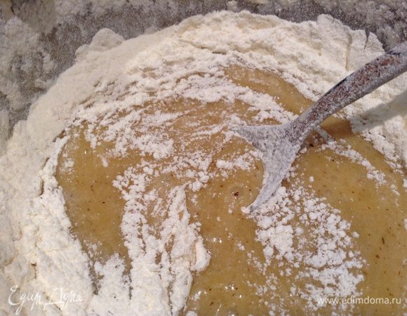 Аккуратно перемешать смесь, дать немного остыть, затем добавить специи. Добавить порциями муку и разрыхлитель.