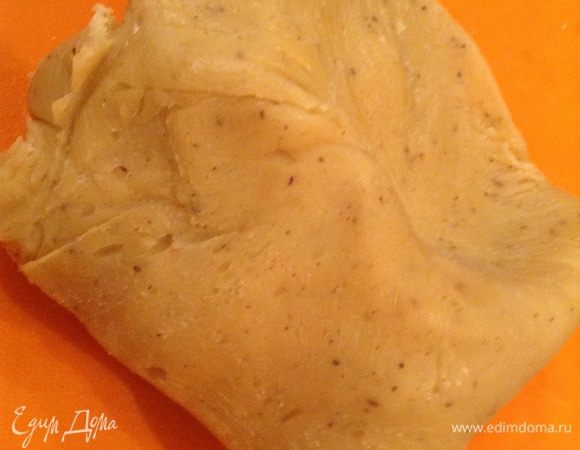 Охлажденное тесто раскатать небольшими кусками, предварительно согреем их руками. Толщина теста 2 мм.