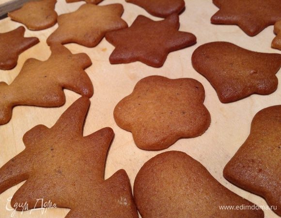 Вырезать из теста фигурки и выпекать 10 минут при 180 градусах.