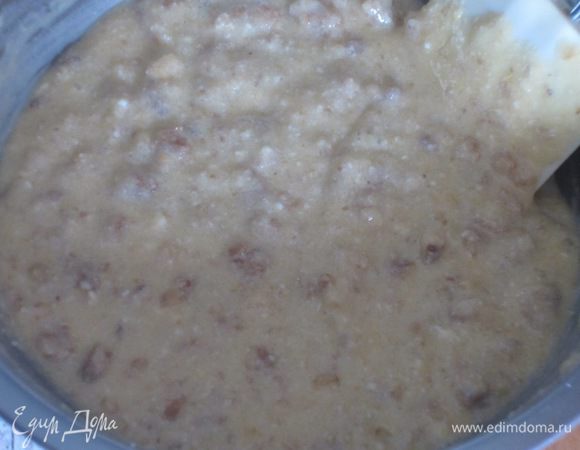 Тесто. Грецкие орехи измельчить в блендере. Яйца растереть с сахаром и сливочным маслом комнатной температуры. Добавить йогурт, соду, орехи и муку. Хорошо перемешать. Выложить тесто в форму с пергаментом и выпекать в разогретой до 180 °С духовке 35-40 минут (до сухой шпажки). 