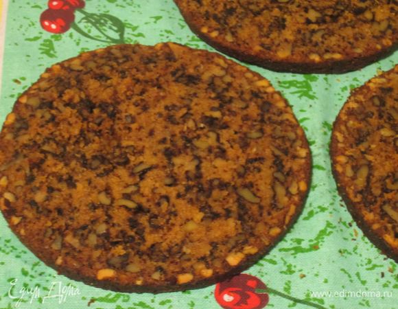 Бисквит остудить и разрезать на 3 коржа.