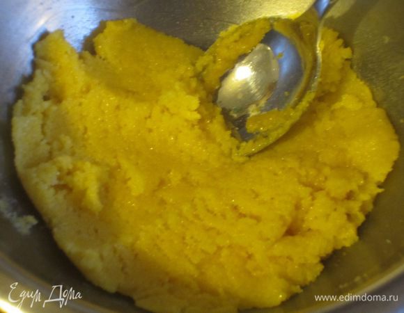 Крем: Желтки растереть с сахаром, ввести муку и хорошо перемешать.