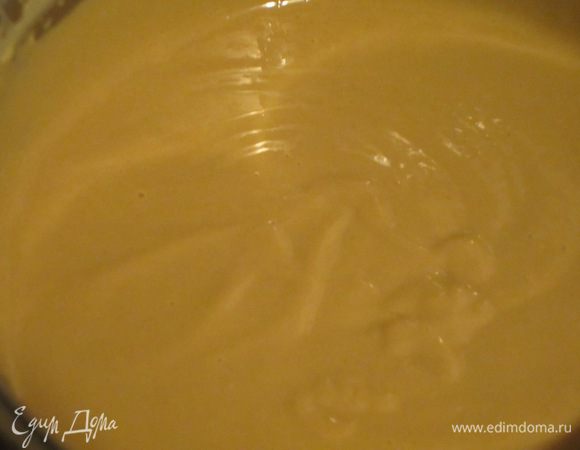 Довести молоко до кипения и ввести полученную массу, энергично работая венчиком. Варить крем до загустения, постоянно помешивая. В готовый горячий крем добавить кофе и тщательно перемешать.