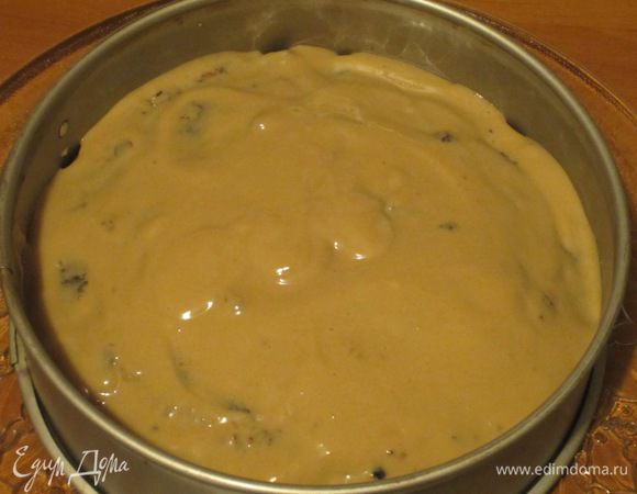 Сборка: Корж положить в разъёмную форму, смазать кремом, затем второй корж, снова смазать кремом и накрыть 3-м коржом.