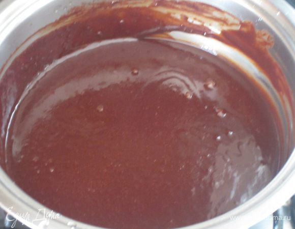 Глазурь: Сахар растворить в 75 мл воды и довести до кипения, добавить измельчённый шоколад, хорошо перемешать и подержать на огне несколько минут. Снять с огня, постучать кастрюлькой по поверхности стола, чтобы ушли пузырьки воздуха.