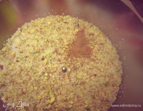 Добавляем щепотку корицы.