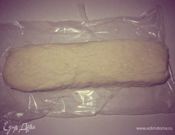 Тесто катаифи, или как еще называют волосы ангела.
Представляет собой вытяжное тесто фило, разрезанное на тончайшие нити - волоски. 