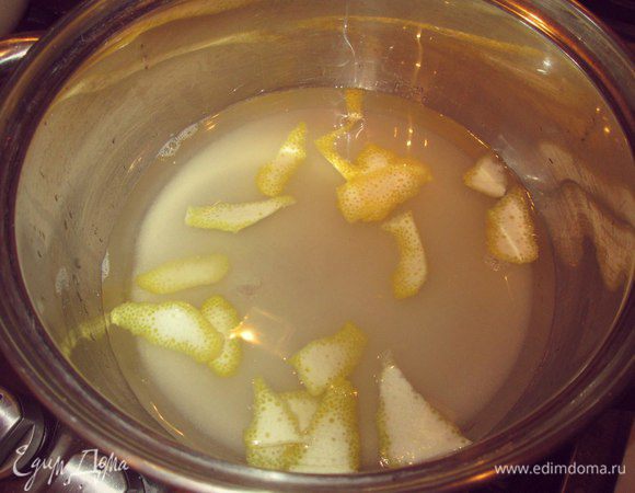 Тем временем приготовим сироп. В рецепте был указан такой рецепт сиропа.
Лимон очистить от кожуры, выжать сок.
В кастрюлю всыпать сахар, положить кожуру, влить сок и воду.
Варить до закипания, затем убавить огонь и еще 15 минут варить. 
Но по окончательному приготовлению, решила что надо в следующий раз пробовать что-то послаще, медовый сироп.