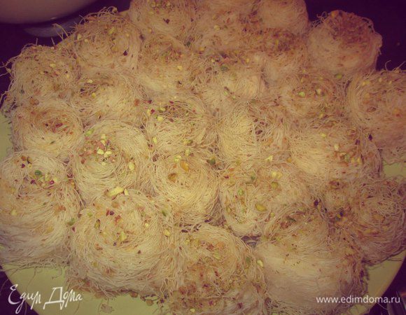 Готовые Катаифи полить сиропом. С помощью кисточки нанести розовую воду. Посыпать молотыми фисташками.
Приятного аппетита! Bil hana wal shifa! :)