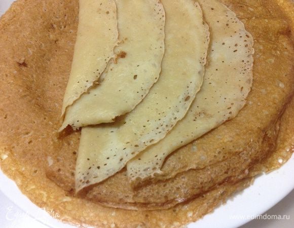 Приготовить блины, по Вашему любимому рецепту, но обжарить их только с одной стороны!!
Вот мой любимый рецепт, заварные на молоке! Очень мне нравится рецепт!
http://www.edimdoma.ru/retsepty/52248-zavarnye-bliny-na-moloke-s-nachinkoy-iz-yablok