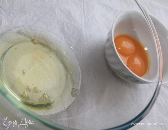 Начнём с приготовления бисквита для торта. Отделить белки от желтков.