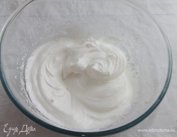 Белки взбить в плотную пену, с добавлением половины сахарной пудры.