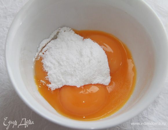 Желтки растереть с оставшейся сахарной пудрой.