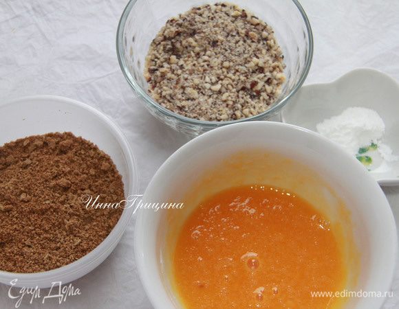Хлеб измельчить в крошку с помощью блендера. Дать крошке полностью высохнуть и измельчить в кофемолке до состояния пудры. Фундук измельчить блендером до степени средне-мелкой крошки. Соединить ржаную хлебную пудру с разрыхлителем, добавить измельчённые орехи и желтки.
