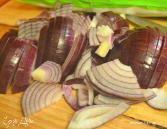 Лук очистить и нарезать полукольцами.