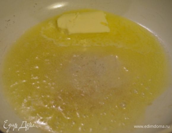 В глубокой сковороде разогреть сливочное и оливковое масло.