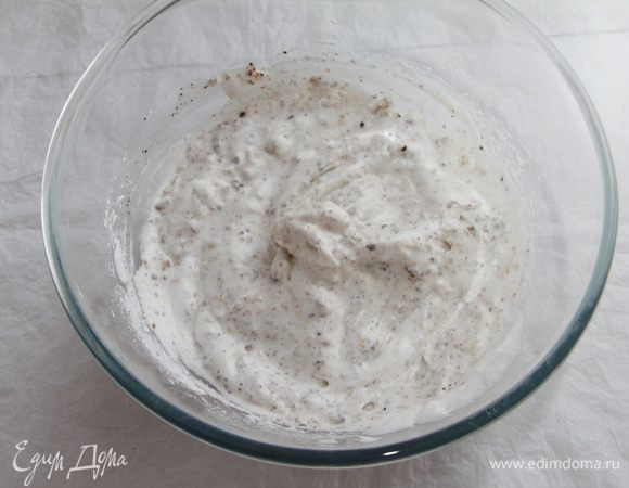 Соединить белковую и желтковую смесь с помощью силиконовой лопатки движениями "сверху вниз", до однородного состояния.