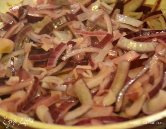 Выкладываем лук, солим и перчим, добавляем сахар и жарим 5 минут.