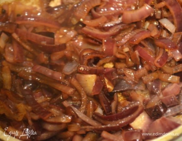 Добавить уксус и вино, огонь уменьшить и жарить еще 5 минут минут. 