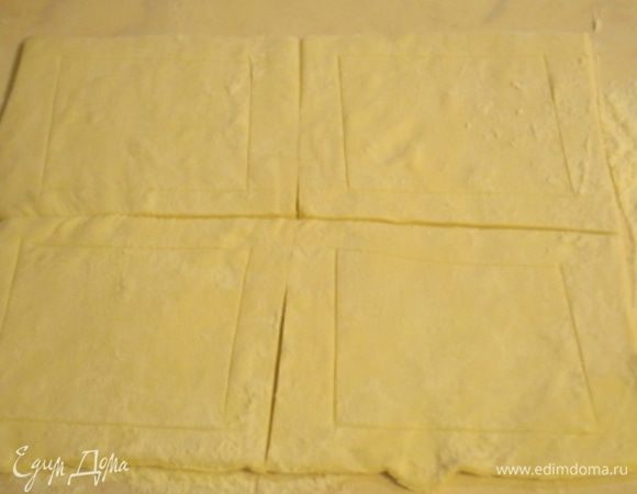 Тесто слегка раскатать и разрезать на 4 равных квадрата, сделать надрезы по периметру квадрата, но не прорезая до конца.