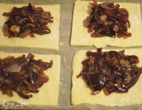 В центр выкладываем лук.