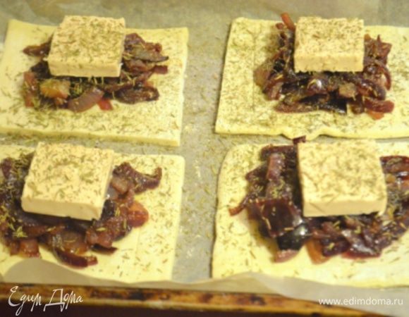 На лук кладем по куску козьего сыра, посыпаем тимьяном и запекаем примерно 20 минут при 200 градусов. 