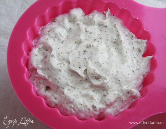 Выложить тесто в форму - я выложила в силиконовую форму.  Выпекать при 200*С примерно 10 минут, затем при 170*С 15 минут и при 160*С ещё 10-15 минут. Дать бисквиту полностью остыть. 