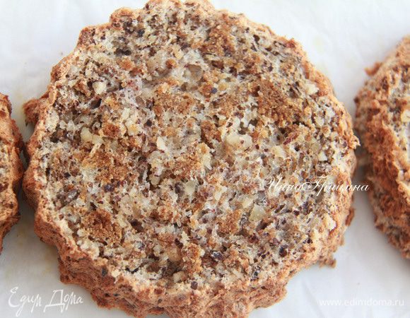 Полностью остывший бисквит (у меня бисквит отдыхал пару дней) разрезать на коржи. В следующий раз буду выпекать коржи по раздельности, просто намазывая тесто в 2 см высотой на антипригарном листе. 