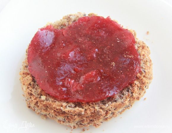 Коржи смазать клубничным джемом, 