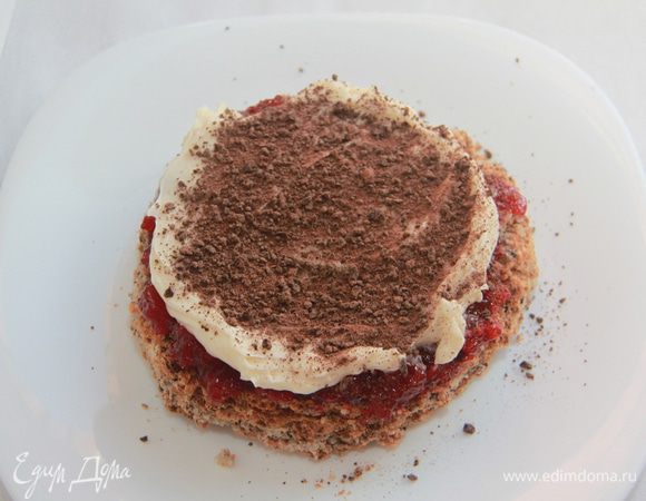 Затем взбитыми сливками, присыпать шоколадной крошкой. 