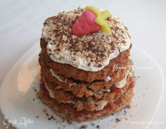 Прослоить таким образом все коржи. Верх украсить взбитыми сливками, посыпать измельчёнными орехами и шоколадом. Клубника из марципана мне показалась тоже не лишней!