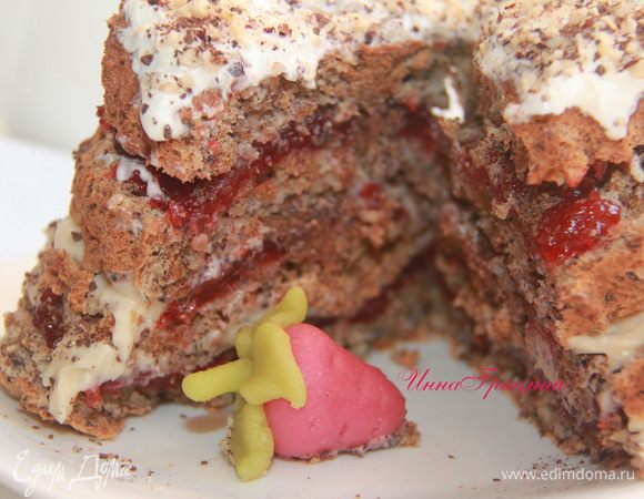 В разрезе. В идеале дать тортику постоять в холодильнике часок, но я не удержалась, разрезала сразу - и конструкция слегка помялась))) На вкусе это никак не отразилось! Приятного чаепития!