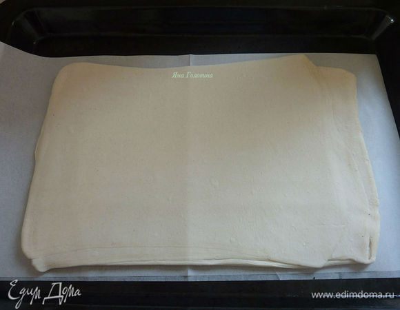 Разогреть духовку на 190 гр 
На слегка припаной мукой поверхности раскатать тесто в прямоугольник  20 X 35 см.
