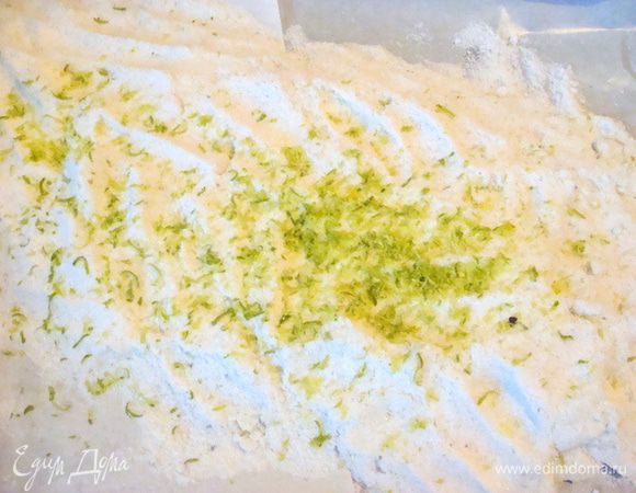 На противень высыпать 1 кг соли, только ни в коем случае не йодированной! У меня каменная. Смешать с цедрой одного лайма. 