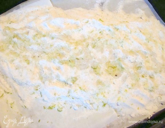 Сформировать "ложе" для судака, полить соком одного лайма.