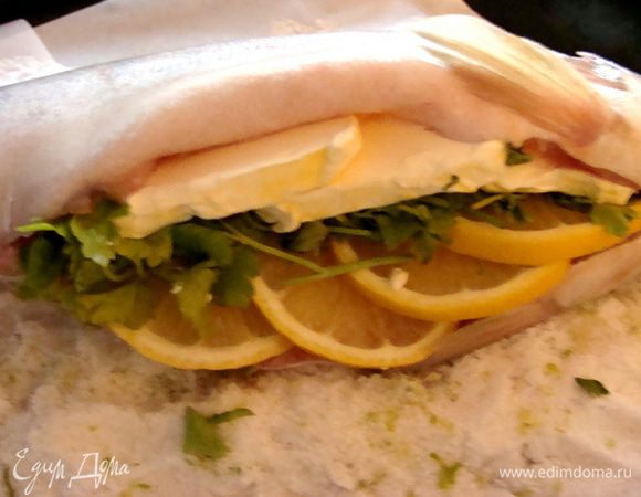 Сверху петрушку, а потом куски сливочного масла.