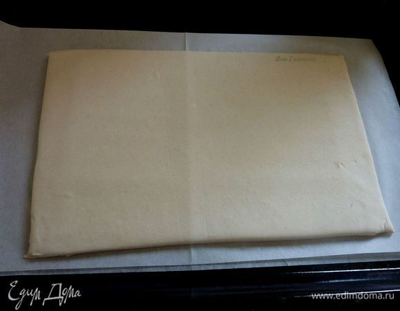 Переложить на противень, застеленный бумагой для выпечки. Ножом для пиццы выровнять края. Убрать в морозилку пока подготавливаем яблоки.