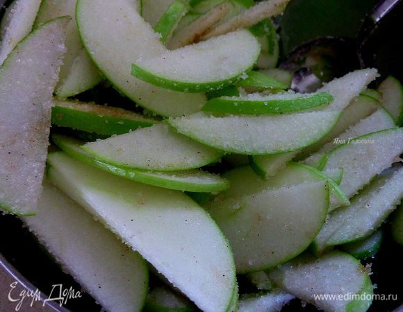 Яблоки почистить по желанию  (я не чищу). Порезать тонко. Перемешать с сахаром и корицей по желанию.